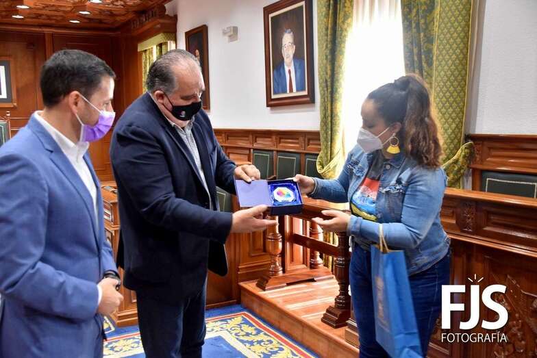La joven mezzosoprano fue agasajada en el salón de Plenos de Telde/TAFrancisco Javier Santana.